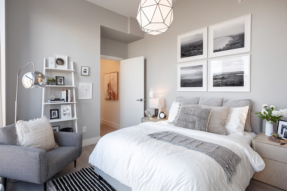plat24941_a_bedroom_designed_in_a_modern_style_features_a_large_19d3df72-8ea4-471f-9746-089a1b45050d.jpg